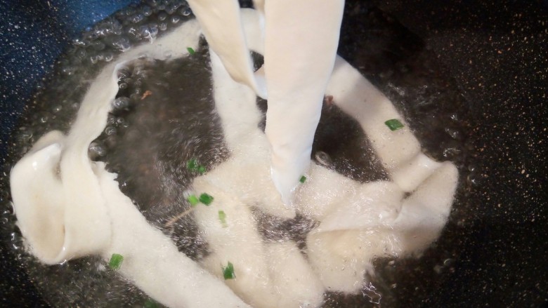 香菇肉丝宽面,锅里水开以后，加点盐调味儿，放入刚才抻好的面，