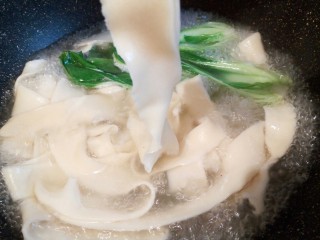 香菇肉丝宽面,一会儿功夫，满满一锅，把小青菜放下去烫熟
