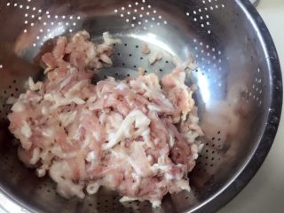香菇酿肉,买那种肥瘦相间的五花肉，让摊主搅成肉丝。到家清洗干净。