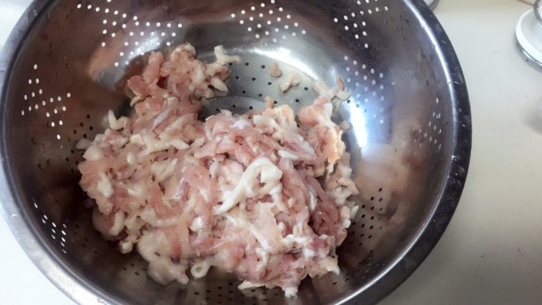 香菇酿肉,买那种肥瘦相间的五花肉，让摊主搅成肉丝。到家清洗干净。
