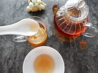 柠檬红茶,调入蜂蜜即可。