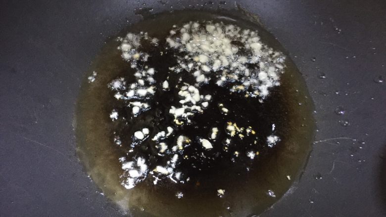 日式菌菇意面,蒜瓣切末后锅里热油放锅里煸香