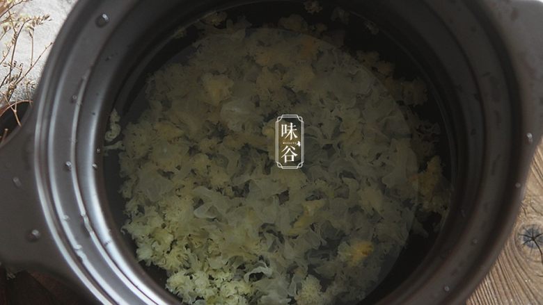 火龙果银耳糖水,将银耳放进锅内，加入适量的清水；
