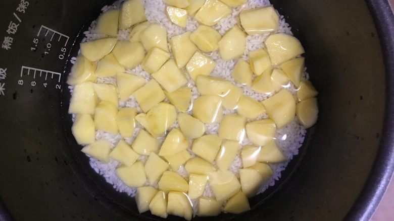 超满足便当（21）,米饭淘好 先放土豆块 铺平