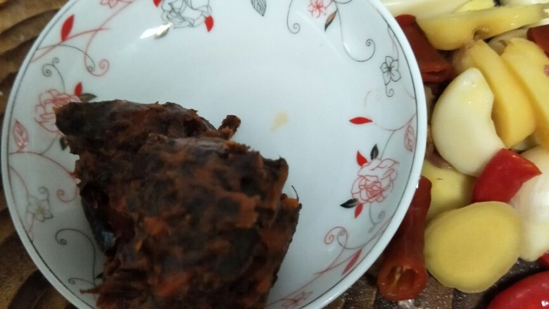 魔芋红烧鸭,火锅料一小块，这个是德庄的。个人认为大红袍的更好吃。
