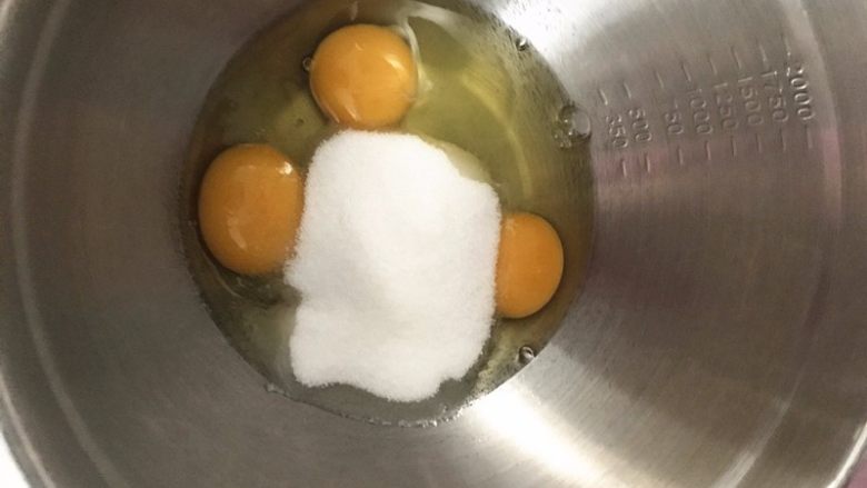 不一样的“肉松小贝”, 糖加入到鸡蛋中，搅拌均匀后，水浴加热至37度。（37度时最容易打发）