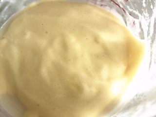不一样的“肉松小贝”,取少量的蛋糊放入牛奶黄油糊中翻拌均匀。
