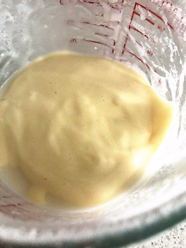 不一样的“肉松小贝”,取少量的蛋糊放入牛奶黄油糊中翻拌均匀。