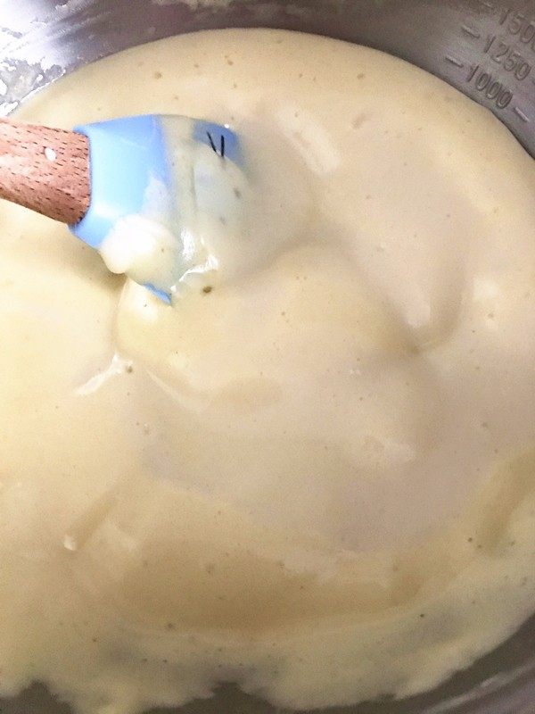 不一样的“肉松小贝”,沿着刮刀将牛奶黄油糊倒入蛋糊中。翻拌均匀
