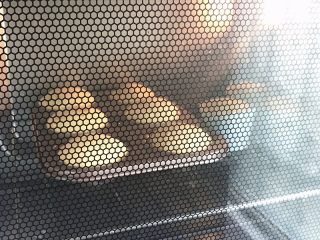 不一样的“肉松小贝”,放入预热好的烤箱170度，中层上下火。20-22分钟左右。