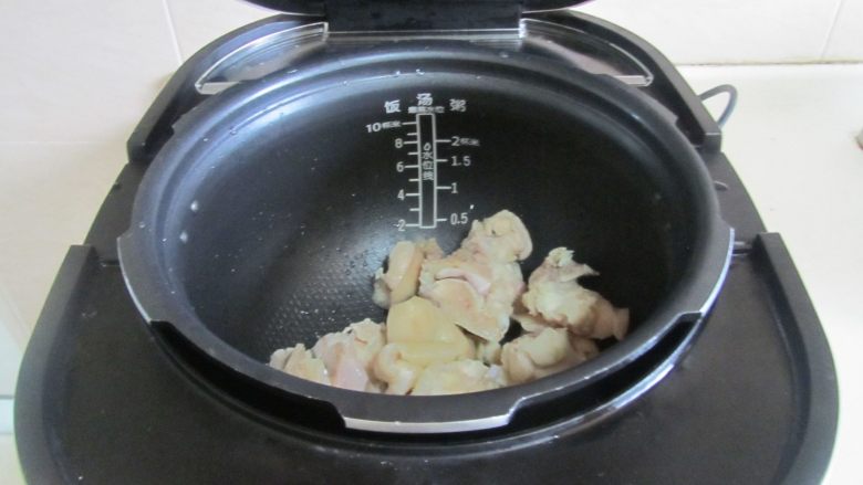 冬瓜蹄花汤,将焯好的蹄花放入电压力锅中；