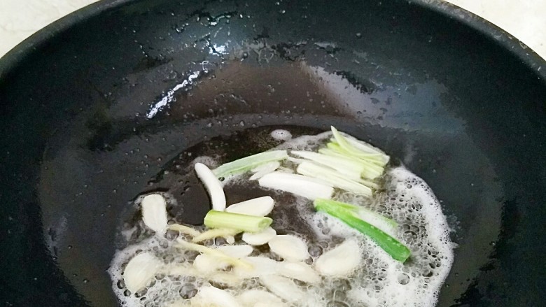 鸡丁酱油炒面,烧热炒锅放入1勺油，加热后放入葱，姜，蒜片炝锅出味。