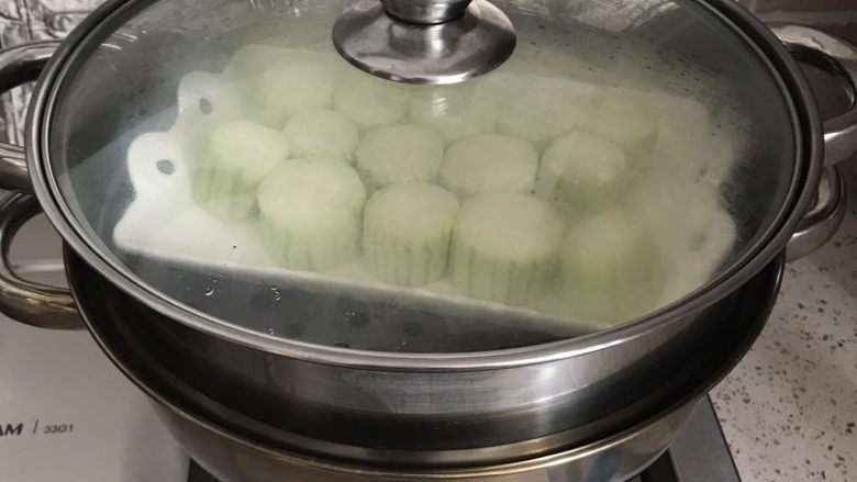 蒜蓉丝瓜——快手版,丝瓜上蒸锅。3—5分钟时间就可以了！