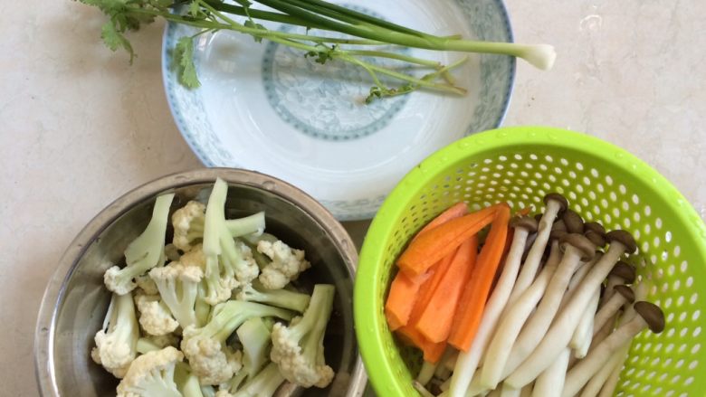 三汁焖锅,蔬菜根据难易熟的程度按先后顺序放，先红萝卜到菜花到菇，最后出锅再放葱和香菜