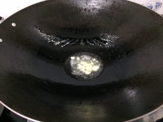 三汁焖锅,蒜子拍碎放花生油下锅
