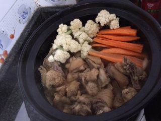 三汁焖锅,放了蔬菜注意观察，菜花和红萝卜半熟时加入菇，再盖上锅盖
