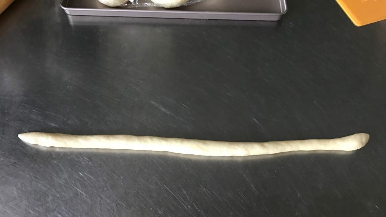 螺旋面包卷,面团搓长大约40厘米