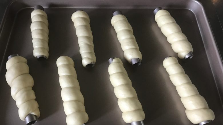 螺旋面包卷,全部塑形好的模具放在烤盘上，进行第二次发酵