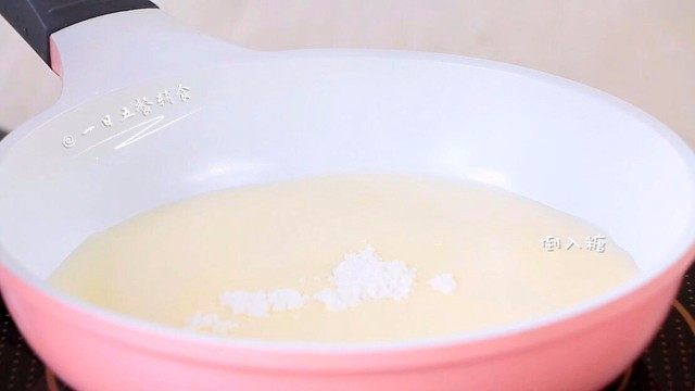 缤纷酸奶糕,先不开火，把牛奶，淡奶油，糖加入，开小火，一边加热一边搅拌至糖溶化后熄火。不需要让奶沸起来，要保持不沸腾状态。