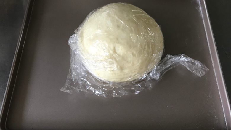 螺旋面包卷, 发酵好的面团排气揉匀，盖保鲜膜松弛10分钟