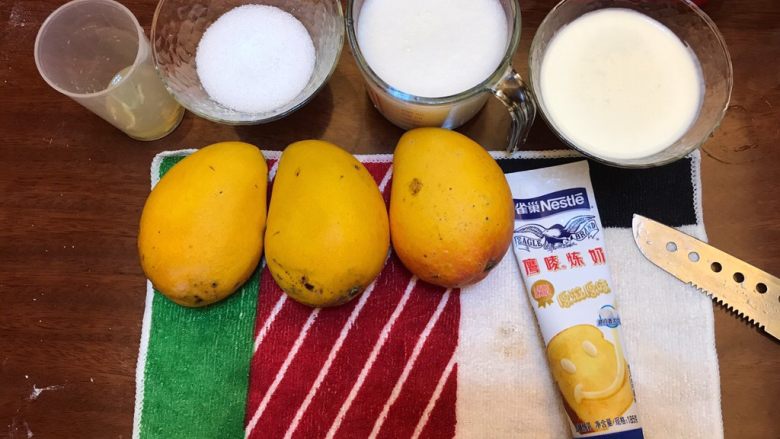 热带风情《芒果酸奶冰棒》【冷饮甜点】,食材称重，芒果清洗干净。