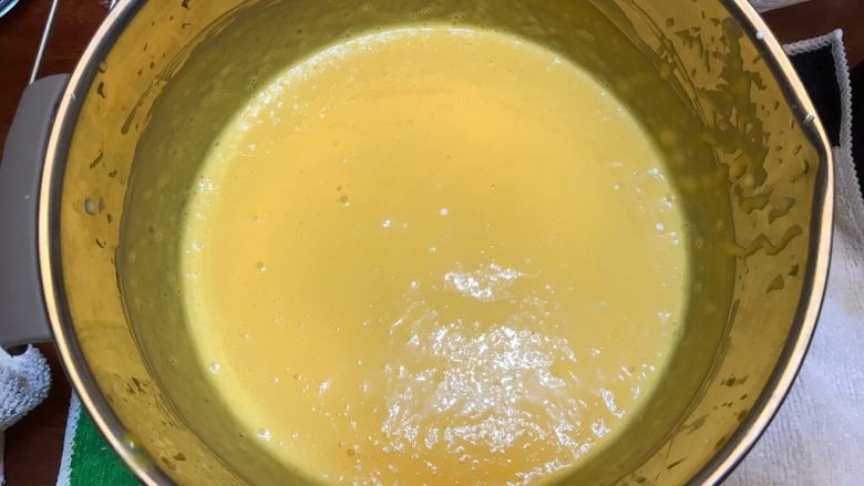 热带风情《芒果酸奶冰棒》【冷饮甜点】,搅拌后，用牙签扎破气泡。