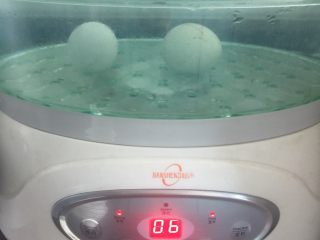 日式叉烧拉面配溏心蛋,鸡蛋放入蒸锅冷水蒸6分钟