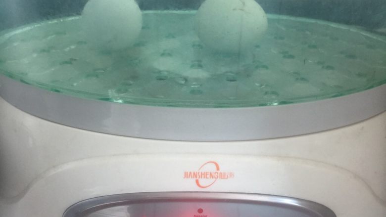日式叉烧拉面配溏心蛋,鸡蛋放入蒸锅冷水蒸6分钟