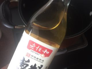 日式叉烧拉面配溏心蛋,现在做叉烧酱汁：锅里倒入200ml清酒和10ml葱姜料酒