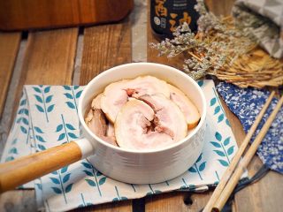 日式叉烧拉面配溏心蛋,叉烧肉可以放回浓汤里浸泡放冰箱冷藏，要吃的时候就切片
