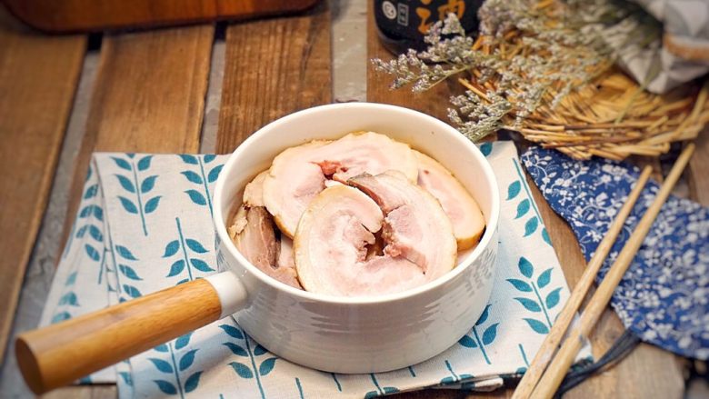 日式叉烧拉面配溏心蛋,叉烧肉可以放回浓汤里浸泡放冰箱冷藏，要吃的时候就切片