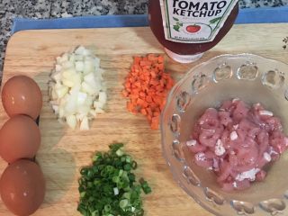 蛋包蕃茄炒饭,猪肉丝用腌料略抓后备用, 洋葱和红萝卜切丁,葱切花备用.