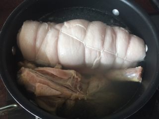 日式叉烧拉面配溏心蛋,锅里烧开水后放入五花肉和鸡骨架焯烫1分钟