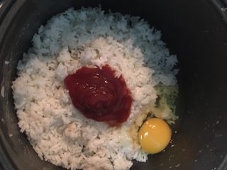 蛋包蕃茄炒饭,剩饭中直接放入2-3汤匙蕃茄酱,盐1/2茶匙,黑胡椒粉少许,
