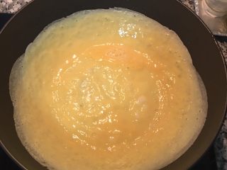 蛋包蕃茄炒饭,接着用小火慢慢加热到蛋液完全凝结.