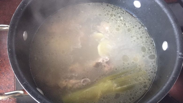 日式叉烧拉面配溏心蛋,将鸡骨架和汤继续慢火炖3小时