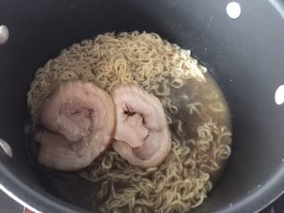 日式叉烧拉面配溏心蛋,叉烧肉放入锅中和面条一起热一下