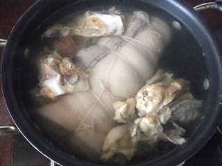 日式叉烧拉面配溏心蛋,火力调至中高火，把烫好的鸡骨架和五花肉放入清水锅中