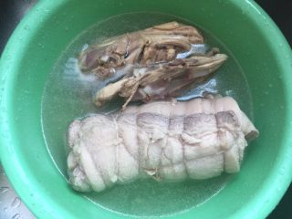 日式叉烧拉面配溏心蛋,捞出后用清水冲洗干净鸡骨架和五花肉上的血沫