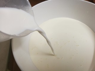 简单上手的蛋挞,将淡奶油、牛奶、白砂糖、炼乳、融化的黄油混合在一起，搅拌均匀。融化黄油的方法可以是隔水融化或者放在微波炉里叮一下。