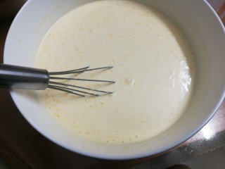 简单上手的蛋挞,将蛋黄倒进去搅拌均匀。