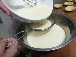 简单上手的蛋挞,将混合液体过筛。
