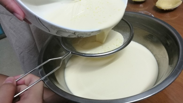 简单上手的蛋挞,将混合液体过筛。