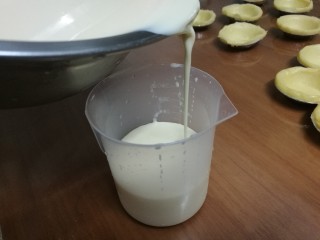 简单上手的蛋挞,过筛的液体倒入量杯。