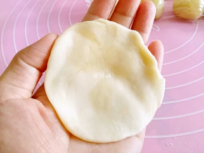 甜酥饼～吃一口层层酥脆,半小时后取一份水油皮，用擀面杖擀圆或用手压扁。