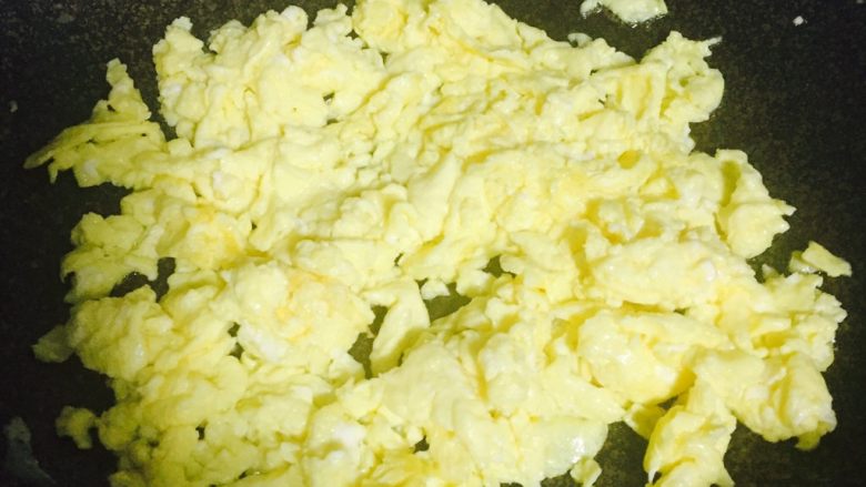 青椒鸡蛋酱&凉拌手擀面
清凉一夏天,用筷子搅打成蛋花，成型后盛出备用