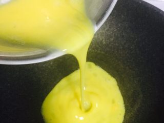 青椒鸡蛋酱&凉拌手擀面
清凉一夏天,鸡蛋打散成蛋液，热锅倒油，油热倒入鸡蛋液