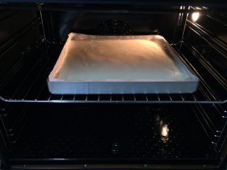 豹纹蛋糕卷，猎到你了吗？,再次送进预热好的烤箱中层，上下火160度，烤23分钟