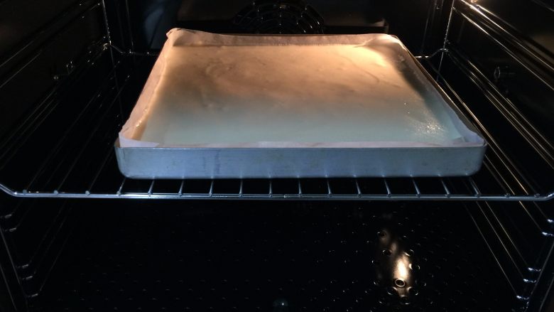 豹纹蛋糕卷，猎到你了吗？,再次送进预热好的烤箱中层，上下火160度，烤23分钟