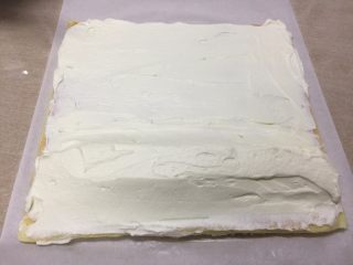 豹纹蛋糕卷，猎到你了吗？,将奶油抹在蛋糕片上，起始端要多留一些，堆成小山状